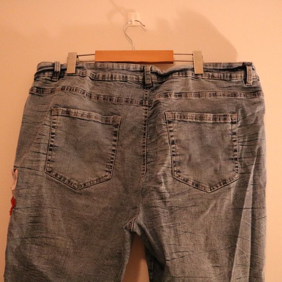 π΄3 for $20π΄ Floral Embroidered Jeans - Picture 15 of 16